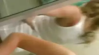 فيديو xxx: خادمة حامل شرجي ومهبلي خشِن