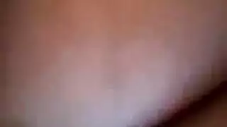 زوجة الأب تحصل على إصبع في فتحتها الضيقة بعنف