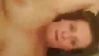 عاهرة خبيرة تعرض كسها الوردي الطازج