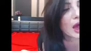 تصل للنشوة بقوة من إدخال الأصابع وممارسة الجنس بالألعاب