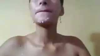 ملكة المص تلتهم القضيب بشفتين طماعتين