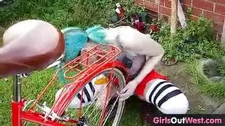 تستمني دراجتها فتاة صغيرة