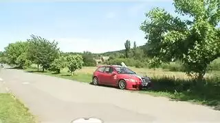 فتاة صغيرة تركب قضيب الجد السميك بقوة