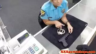 شرطية هائجة تمارس جنسًا صريحًا في جلسة خاصة