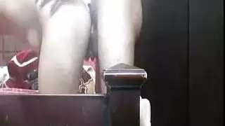 قضيب أسمر أحمر الرأس يقف منتصباً لفمٍ رطب