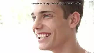 شرج قاسي مع شقراء في المطبخ