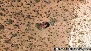 عطرها بعد قبلة عاطفية يجعل قضيبي ينبض