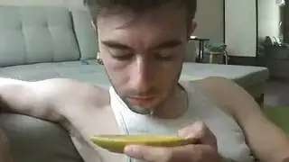 جماع صريح: فتاة سمراء شابة تنتهك من قبل شاب مفتول