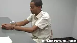 أرنب الشرطة: رجل يخدم شرطيين مثارين في غرفة الاستجواب