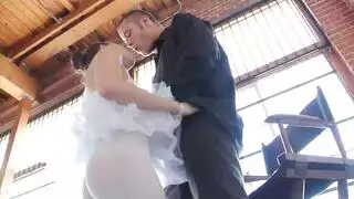 راقصة باليه مرنة تمارس جنسًا صعبًا في وضعية متطرفة