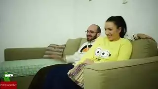 امرأة ذات مؤخرة كبيرة تركب قضيب نحيل بقوة