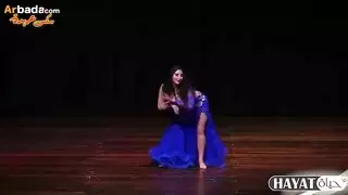 فتاة زرقاء جامحة في رقصة إثارة إباحية