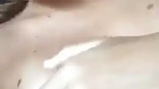 فتاة بريئة تتدرب على المص العميق قبل أن تنفجر عالمها المهني مع رفيقة عاهرة