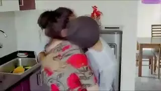 هاوية عربية تتعرى وتمارس الجنس أمام الكاميرا