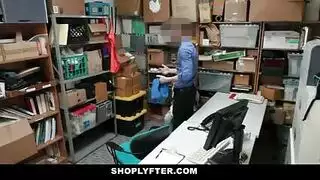 مشهد إباحي: حلق عميق ومص ثدي لميا خليفة