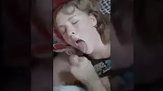 مص قوي: ترضع على زبي بعمق