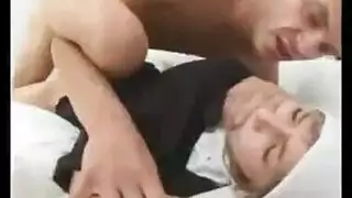 الأب الداعر يغتصب بنته الشقراء الفاتنة و يمار عليها سكس المحارم