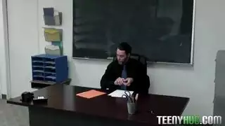 المدرس يعاقبها وينبكها