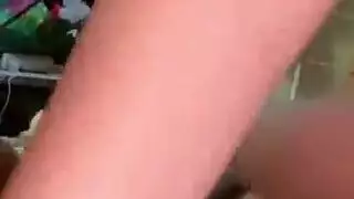 ثلاثي عربي ساخن: زوجة وأخت مراهقة تُنهكان من قبل فحل