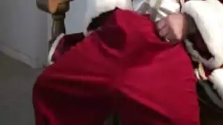 سانتا القوي يدلك قضيبه، حالمًا بثلاثية شهوانية