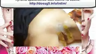 دمية بلاستيكية فيكتوريا تفرك مهبلها الحليق بقوة بقضيب اصطناعي