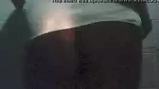 رقصة عمود لمراهقة نحيفة مع عبادة صريحة للجسد