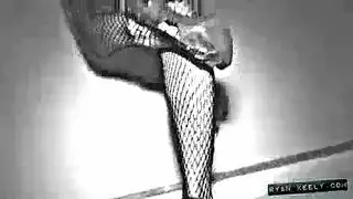 حفلة جنس مثلي: فتيات النادي يستكشفن اللمس المهبلي والعمل باللسان