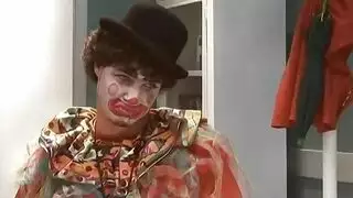 نساء ناضجات يدهن الزيت ويأخذن قضيبًا كبيرًا