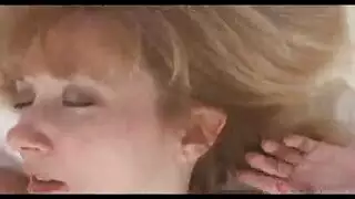 مدرسة إباحية تمارس الجنس مع نفسها على الكاميرا خلال جنس هاتفي مباشر