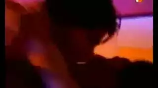 يحتفل بعيد ميلاد زوجته