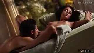 صديقة مغرية تنضم إلى العروسين ليلة من الحرامي والإثارة