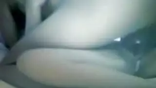 مراهقة آسيوية نحيفة في فيلم إباحي منفرد باستخدام لعبة