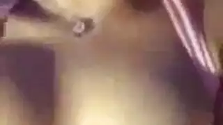 مراهقة آسيوية نحيلة تتلذذ بلعس فتحتها الضيقة بعمق