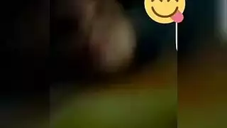 جوردان غوميز وعشيقتها في مداعبة حميمة على الأريكة