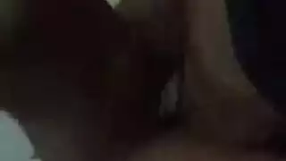 فتاة جامعية شقراء تلعب بوسها والثدي مع دسار مزدوج المنتهي يوضع تحت بوسها